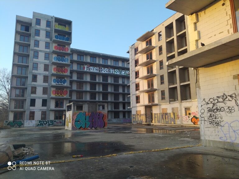 Niedokończony i opuszczony zespół bloków mieszkalnych., Warszawa, województwo mazowieckie - relacja z 02.2021, zdjęcie 10