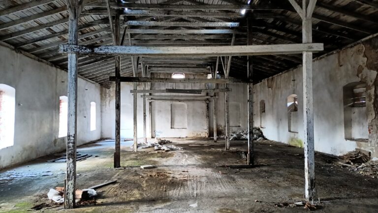 Spichlerz dawnego kompleksu Młynów nad Czarną Nidą, Podzamcze, województwo świętokrzyskie - zdjęcie 4