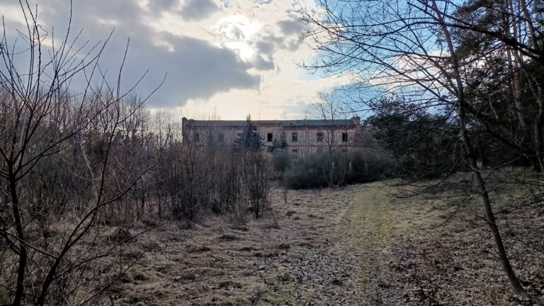 Spichlerz dawnego kompleksu Młynów nad Czarną Nidą, Podzamcze, województwo świętokrzyskie - zdjęcie 1