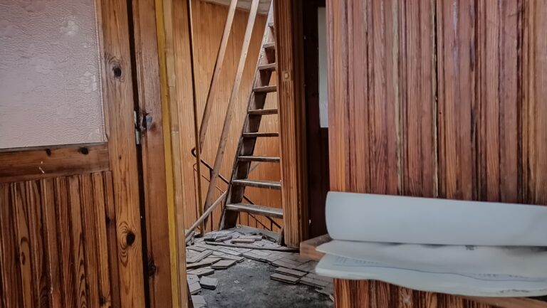 Opuszczony dom Szamana z Wyposażeniem, Święta Katarzyna, województwo świętokrzyskie - relacja z 03.2021, zdjęcie 6