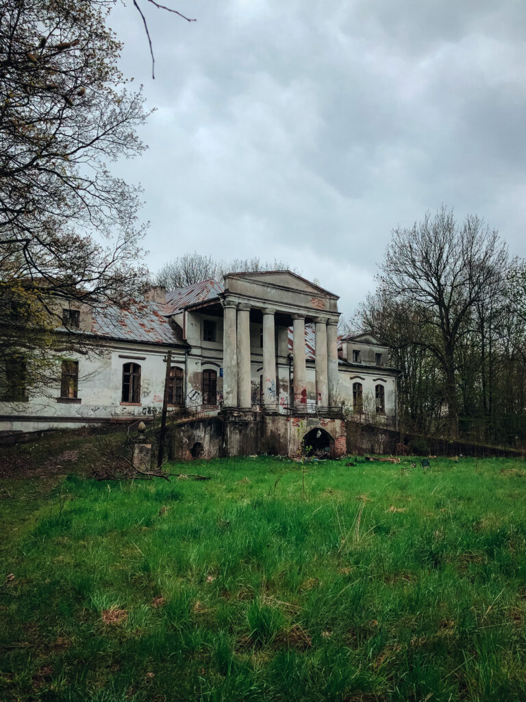 Opuszczony pałac/szkoła podstawowa, Grodziec, województwo wielkopolskie - relacja z 05.2021, zdjęcie 12