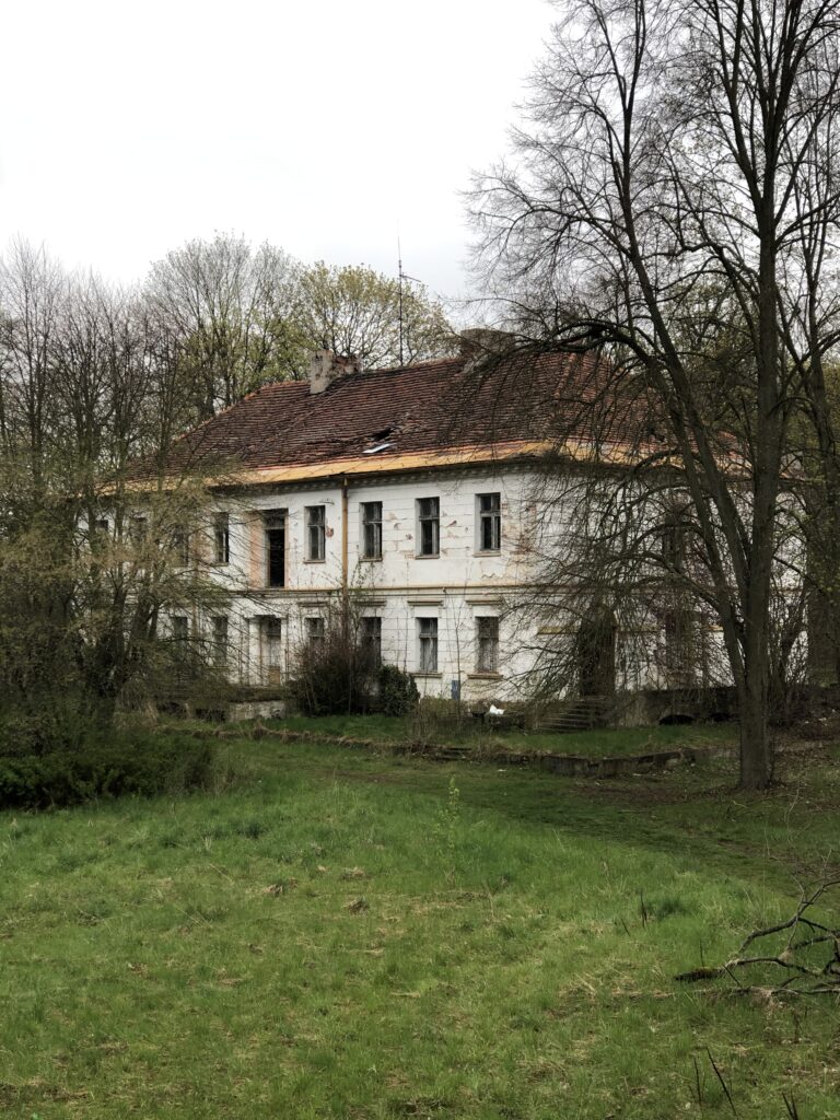 Opuszczony pałac/szkoła podstawowa, Grodziec, województwo wielkopolskie - relacja z 05.2021, zdjęcie 17
