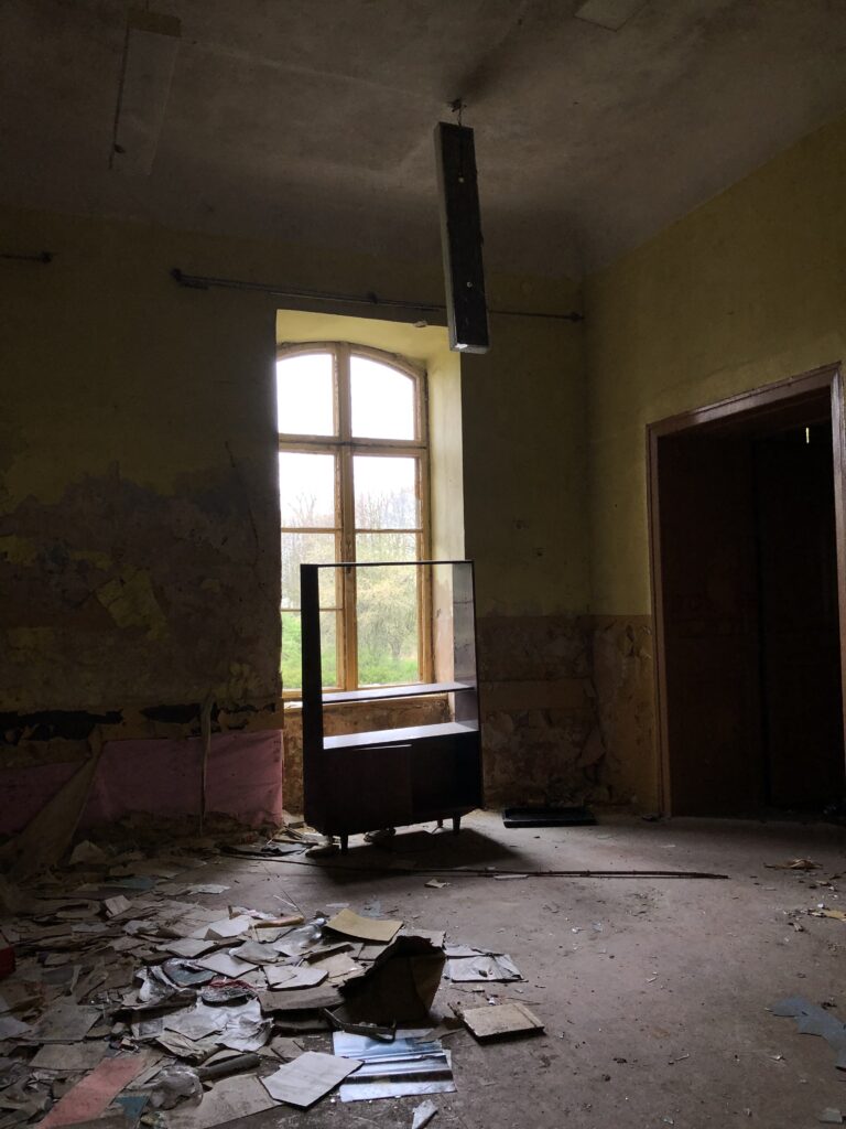 Opuszczony pałac/szkoła podstawowa, Grodziec, województwo wielkopolskie - relacja z 05.2021, zdjęcie 18