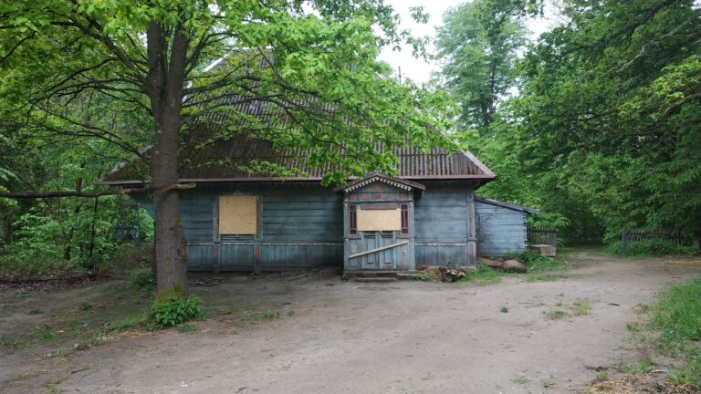 Opuszczona leśniczówka w której kręcono film: “W lesie dziś nie zaśnie nikt”, Rybitew, województwo mazowieckie - relacja z 05.2021, zdjęcie 14