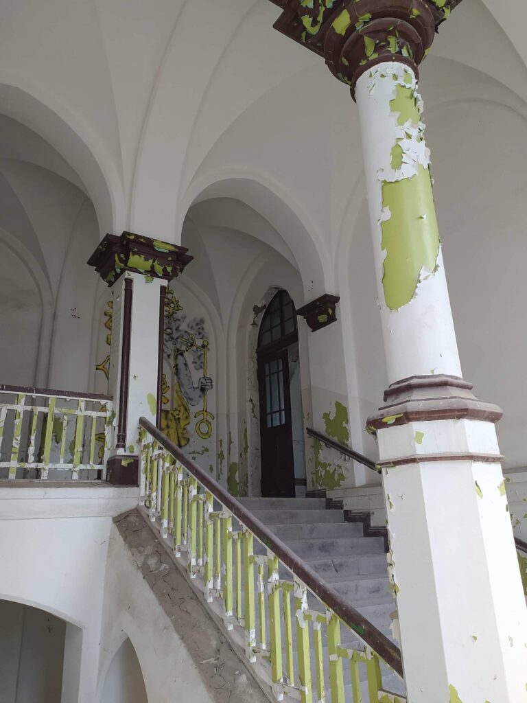 Neogotycki szpital z XIX wieku, Mokrzeszów, województwo dolnośląskie - relacja z 06.2021, zdjęcie 58