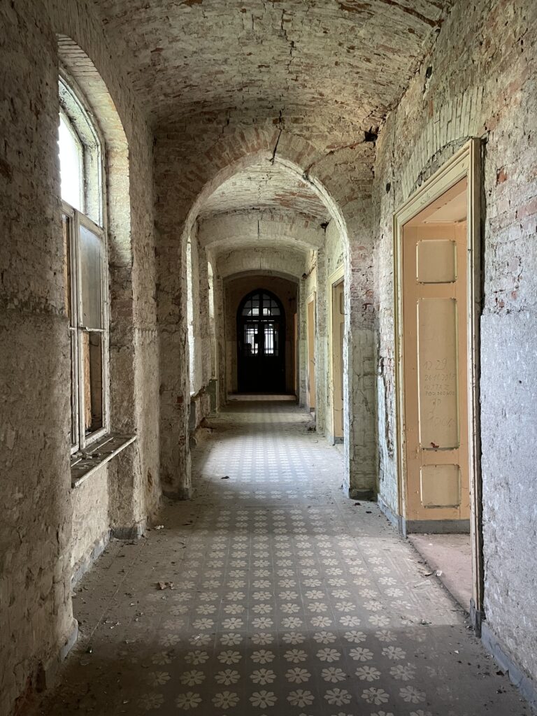 Neogotycki szpital z XIX wieku, Mokrzeszów, województwo dolnośląskie - relacja z 06.2021, zdjęcie 59