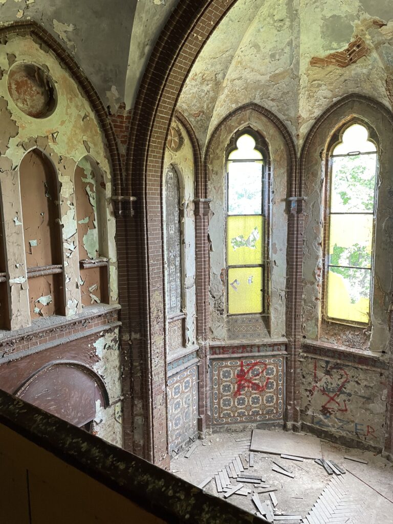 Neogotycki szpital z XIX wieku, Mokrzeszów, województwo dolnośląskie - relacja z 06.2021, zdjęcie 60