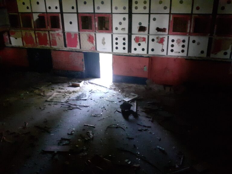 Opuszczone kino/dyskoteka BRONX, Chrzanów, województwo małopolskie - relacja z 07.2021, zdjęcie 10