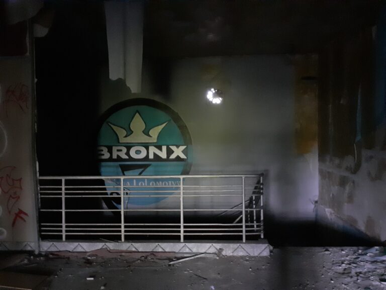 Opuszczone kino/dyskoteka BRONX, Chrzanów, województwo małopolskie - relacja z 07.2021, zdjęcie 11