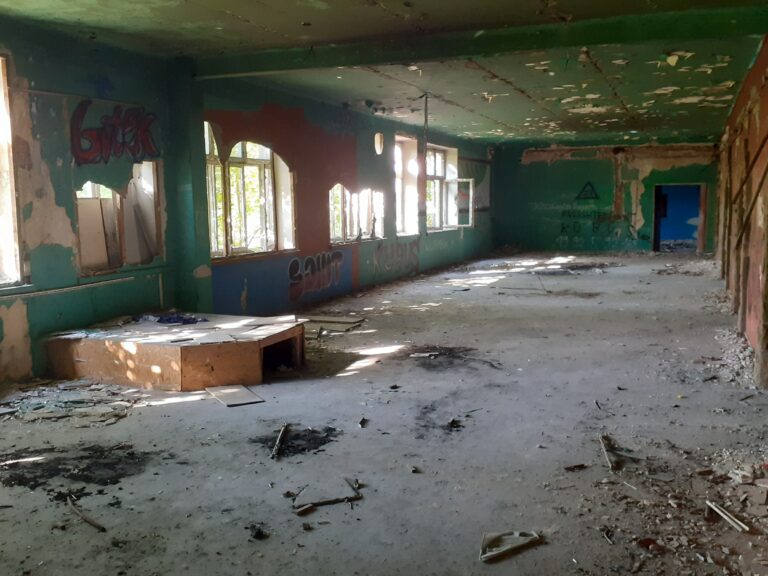 Opuszczone kino/dyskoteka BRONX, Chrzanów, województwo małopolskie - relacja z 07.2021, zdjęcie 12
