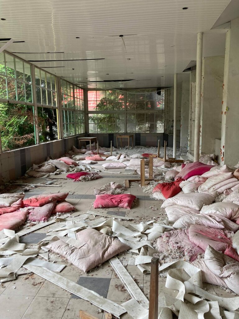 Opuszczony Wojskowy Dom Wypoczynkowy Karkonosze, Pogorzelica, województwo zachodniopomorskie - relacja z 08.2021, zdjęcie 5