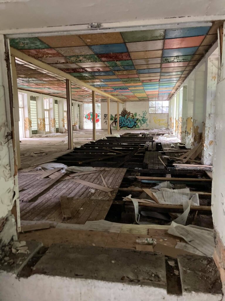 Opuszczony Wojskowy Dom Wypoczynkowy Karkonosze, Pogorzelica, województwo zachodniopomorskie - relacja z 08.2021, zdjęcie 6