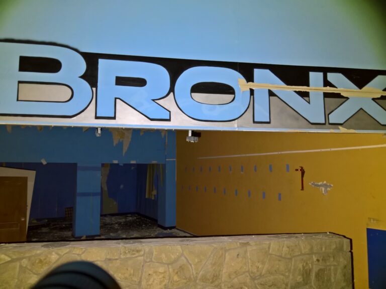 Opuszczone kino/dyskoteka BRONX, Chrzanów, województwo małopolskie - relacja z 08.2021, zdjęcie 15