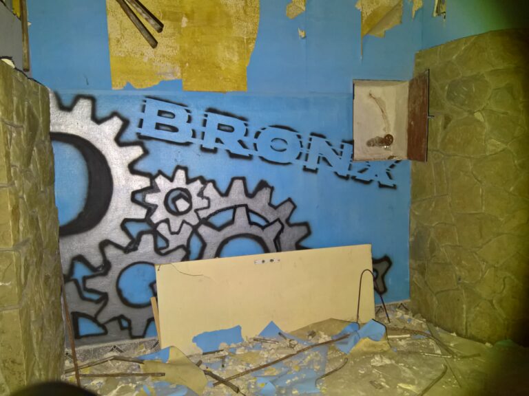 Opuszczone kino/dyskoteka BRONX, Chrzanów, województwo małopolskie - relacja z 08.2021, zdjęcie 18
