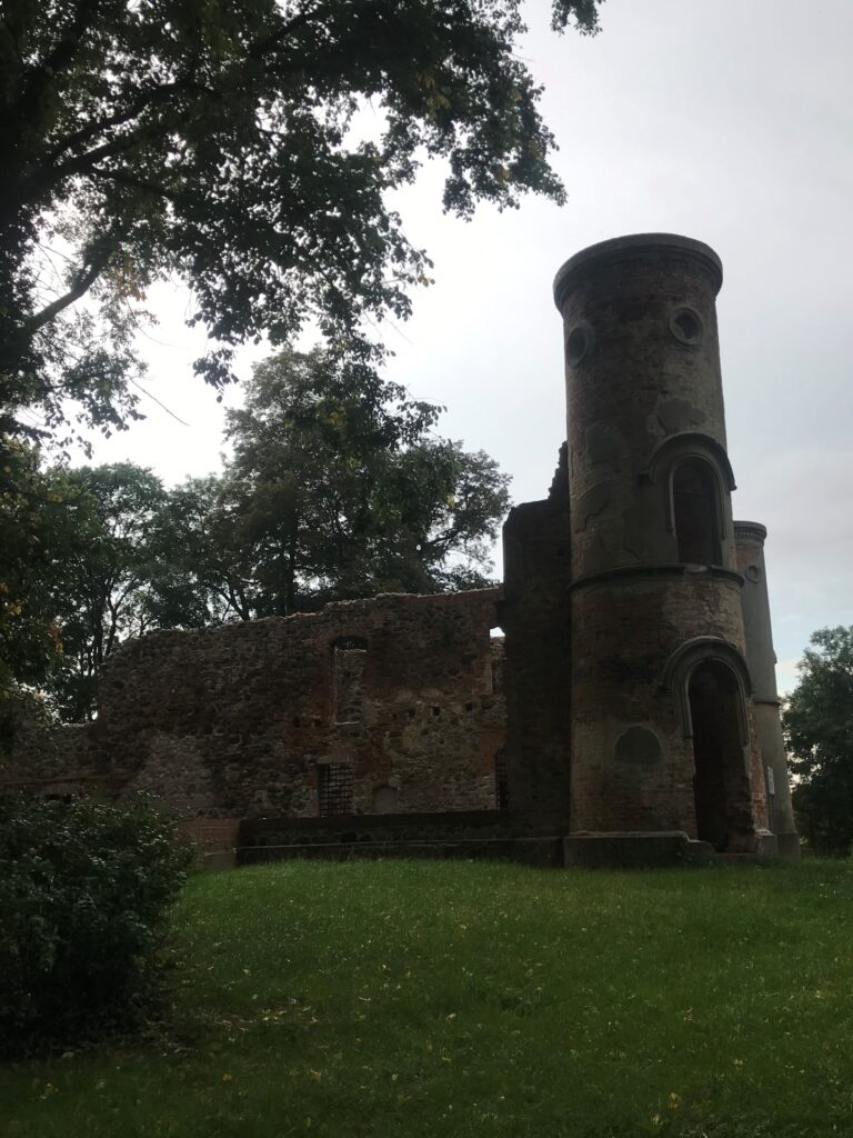 Ruiny pałacu w Jakubowie, Jakubów, województwo dolnośląskie - relacja z 09.2021, zdjęcie 3