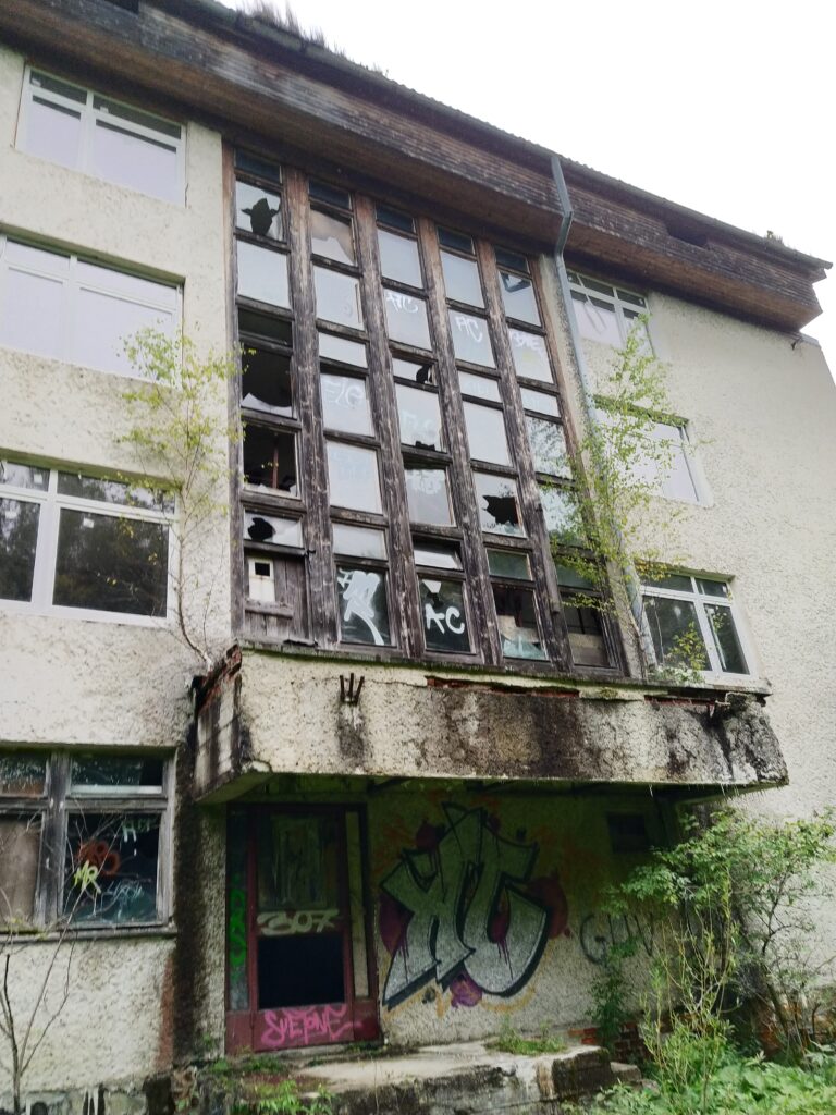 Opuszczony kompleks hoteli, Szczawa, województwo małopolskie - relacja z 09.2021, zdjęcie 9