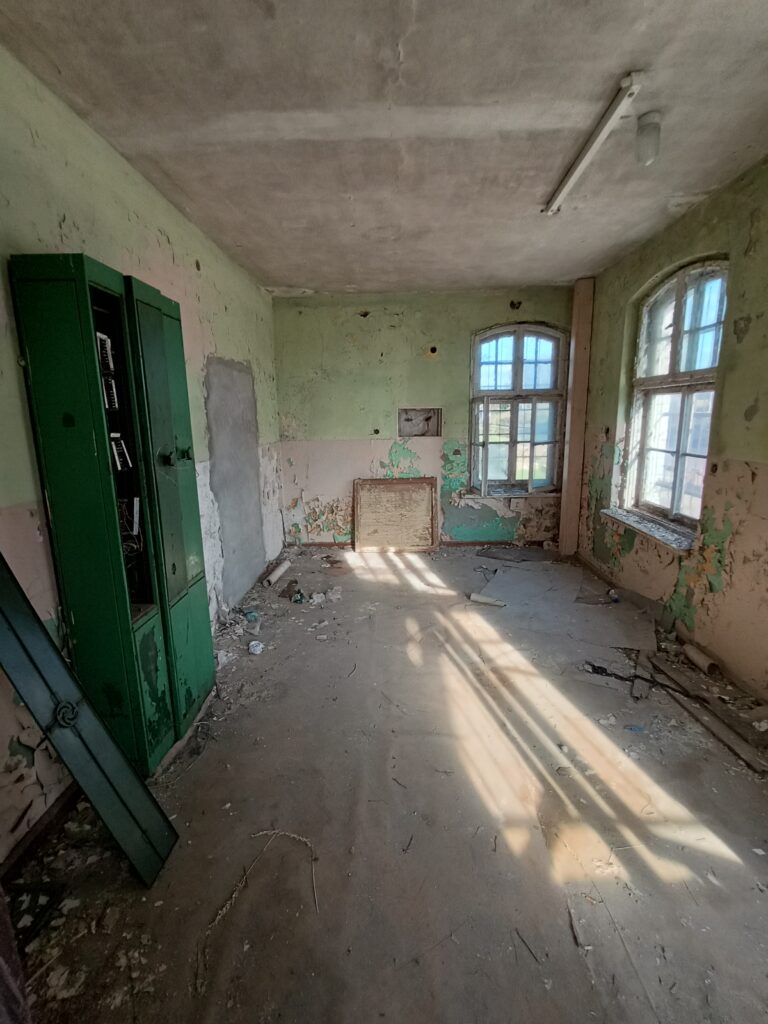 Opuszczony budynek dawnej stacji kolejowej Lipinki., Lipinki, województwo warmińsko-mazurskie - zdjęcie 1