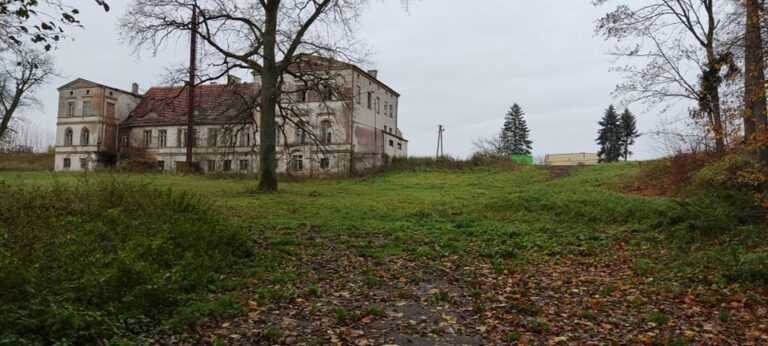 Opuszczony pałac von der Marwitzów, Unichowo, województwo pomorskie - relacja z 11.2021, zdjęcie 15