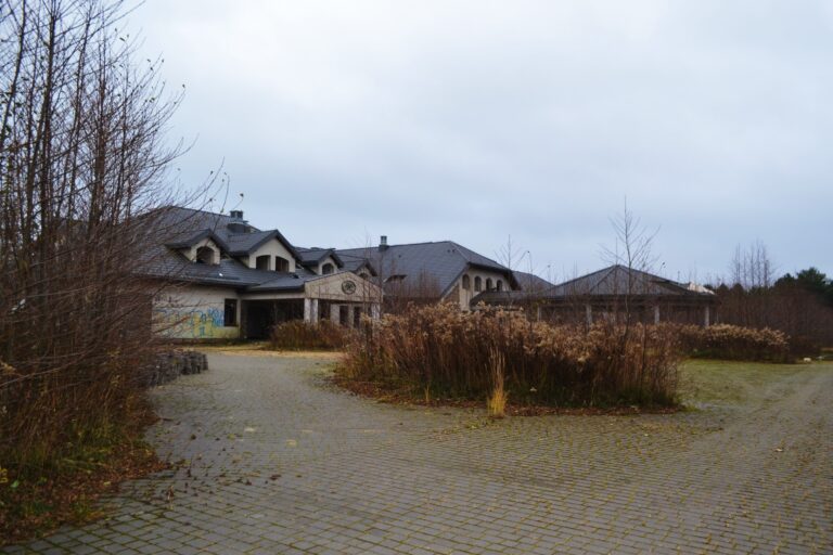 Sporej wielkosci zajazd / hotel przy trasie DK60 pomiędzy Gośtyniem a Płockiem., Wola Łącka, województwo mazowieckie - relacja z 11.2021, zdjęcie 3