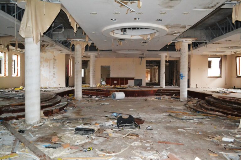 Sporej wielkosci zajazd / hotel przy trasie DK60 pomiędzy Gośtyniem a Płockiem., Wola Łącka, województwo mazowieckie - relacja z 11.2021, zdjęcie 4