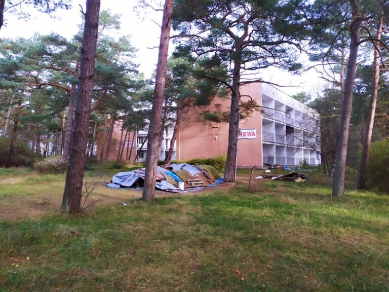 Opuszczony kompleks ośrodków wypoczynkowych i domków letniskowych w Pogorzelicy, Pogorzelica, województwo zachodniopomorskie - relacja z 11.2021, zdjęcie 20