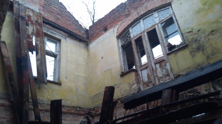 Spalona willa Danuta, Wołomin, województwo mazowieckie - zdjęcie 5