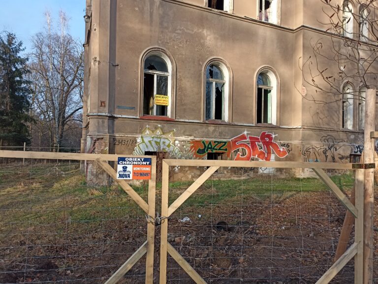 Opuszczony pałac w Świniarach, Wrocław, województwo dolnośląskie - relacja z 01.2022, zdjęcie 14