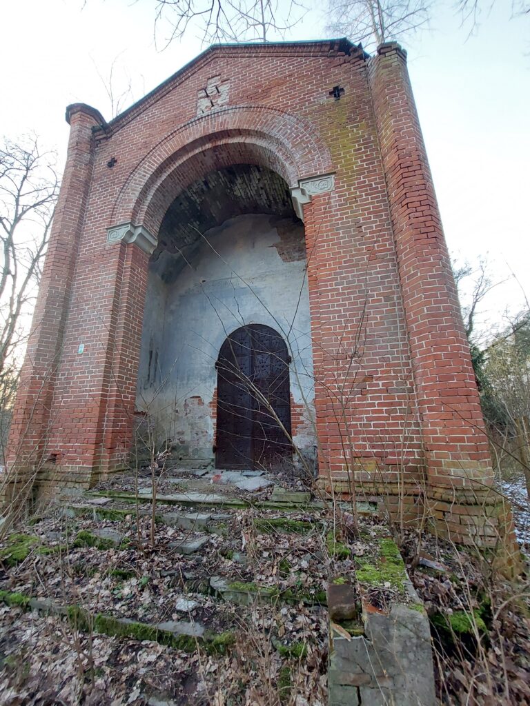 Opuszczony grobowiec/kapilca w Szpęgawsku, Szpęgawsk, województwo pomorskie - relacja z 02.2022, zdjęcie 11