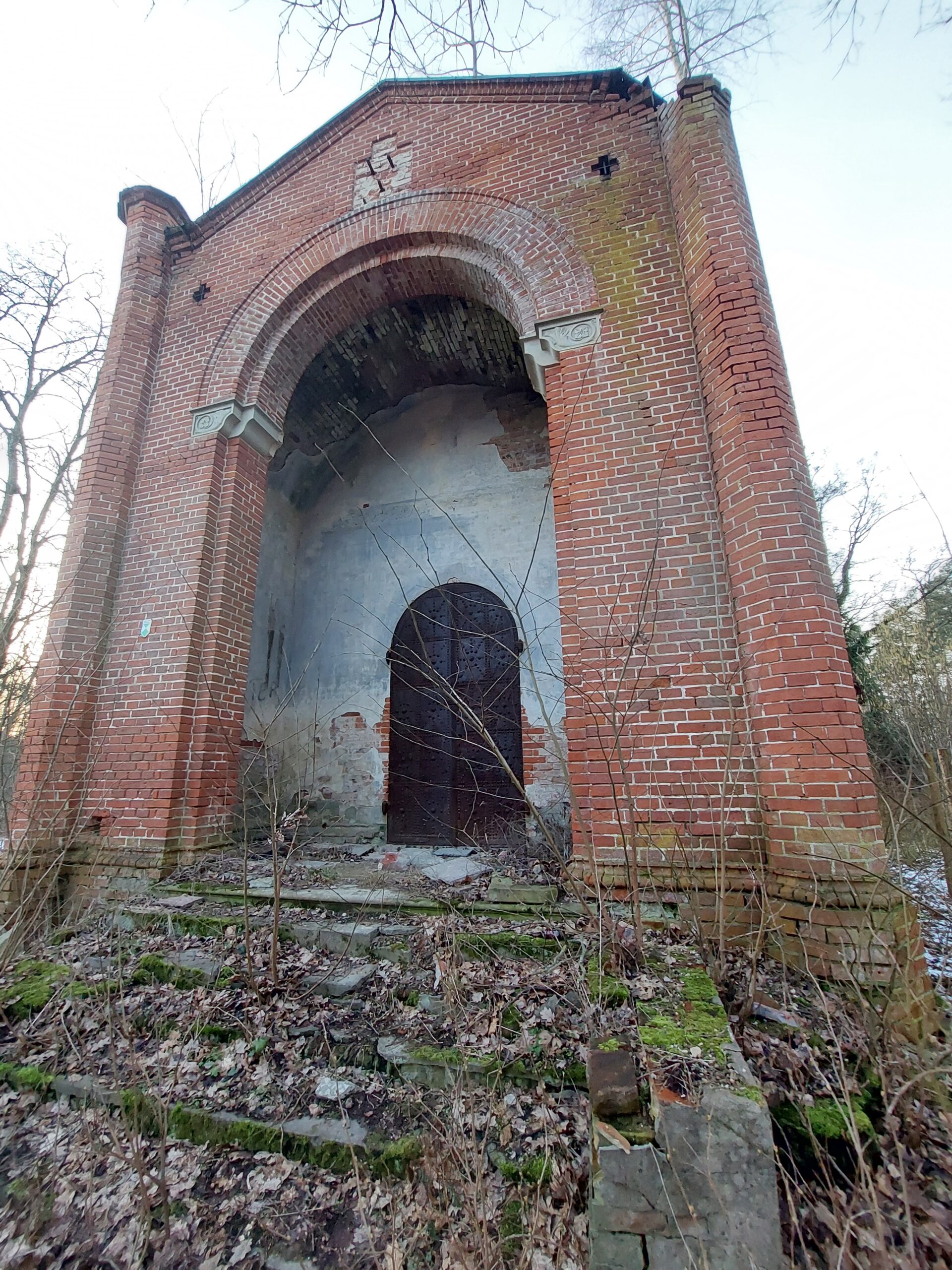 Opuszczony grobowiec/kapilca w Szpęgawsku, Szpęgawsk, województwo pomorskie