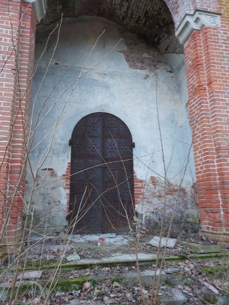 Opuszczony grobowiec/kapilca w Szpęgawsku, Szpęgawsk, województwo pomorskie - relacja z 02.2022, zdjęcie 12