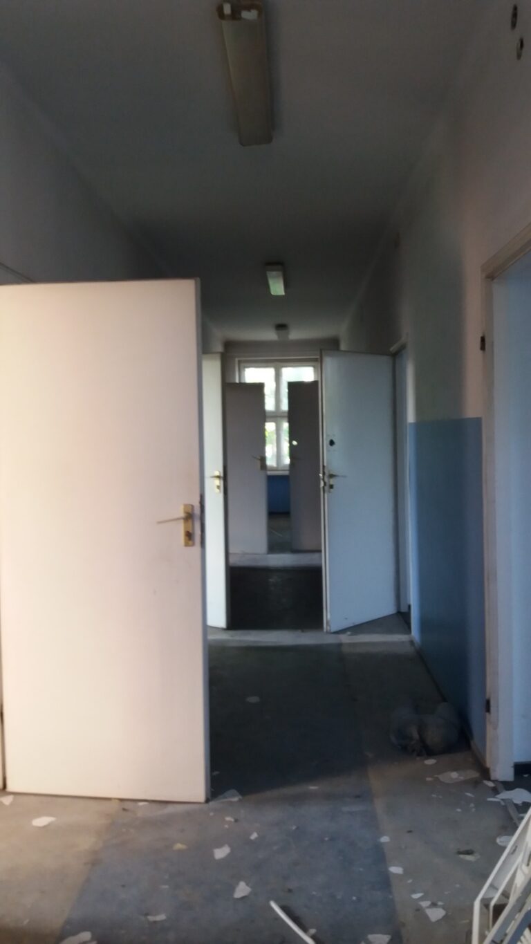 Opuszczony budynek z halą, Warszawa, województwo mazowieckie - relacja z 05.2022, zdjęcie 8