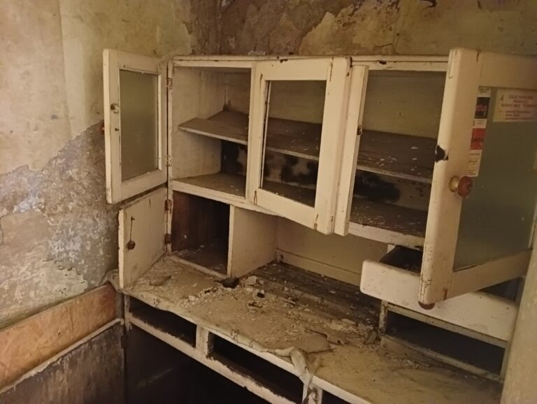 Opuszczony dom z wyposażeniem, Chrzanów, województwo małopolskie - relacja z 05.2022, zdjęcie 17