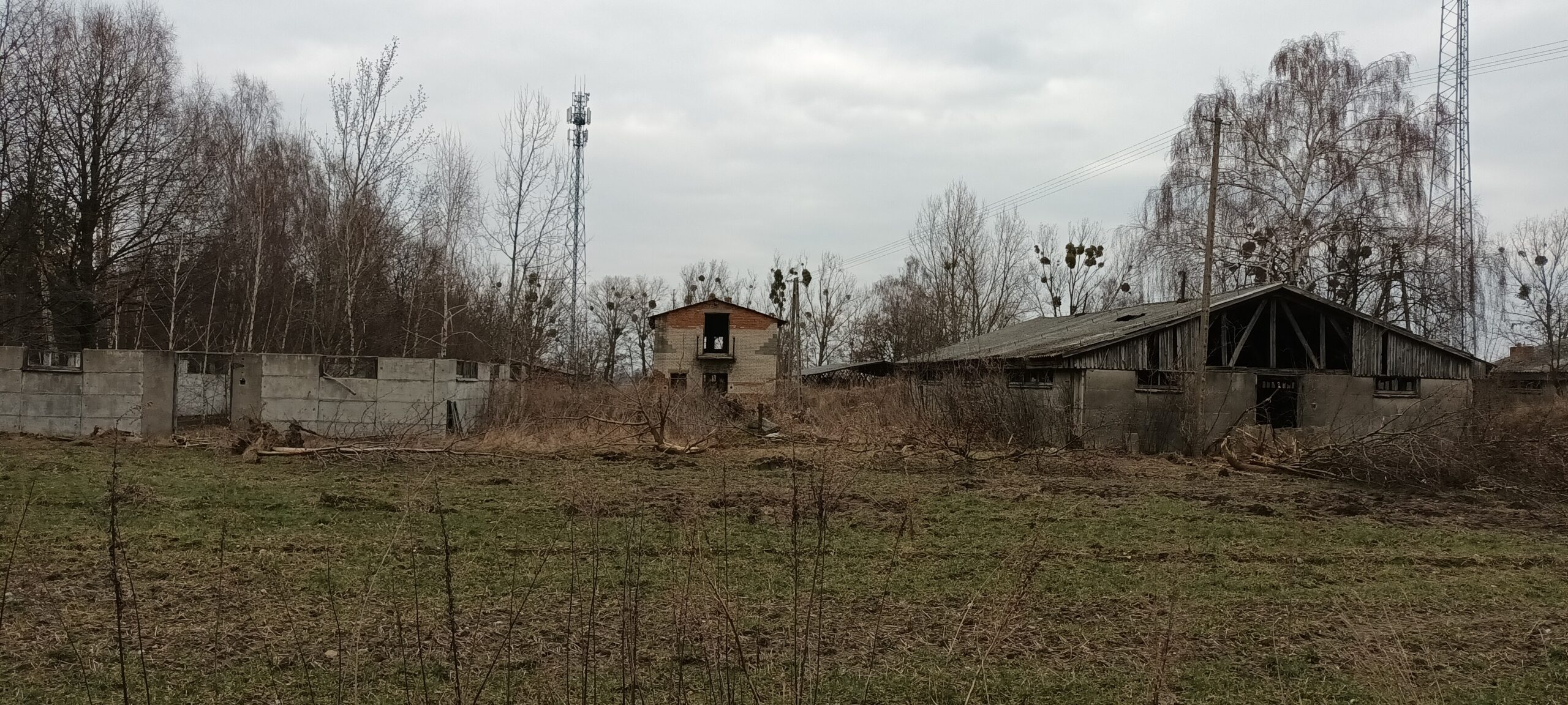 Opuszczone gospodarstwo PGR, Mogiłki, łódzkie — zdjęcie 1