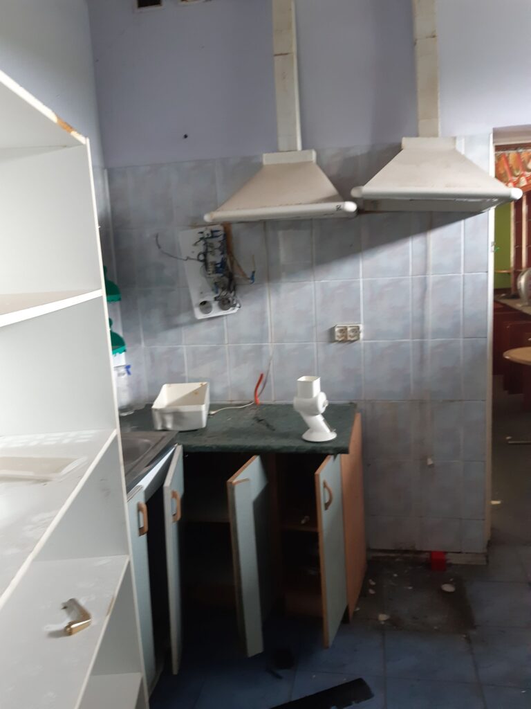 Opusczona stacja benzynowa i bar, Łowicz, województwo łódzkie - zdjęcie 5