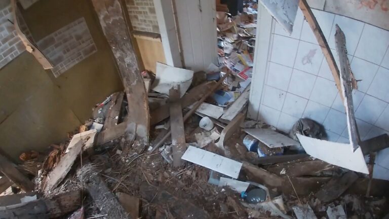 Nieduży opuszczony dom, Chrzanów, województwo małopolskie - zdjęcie 4