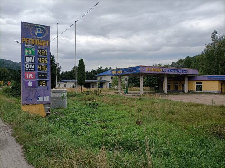 Opuszczona stacja paliw i warsztat, Czernichów, województwo śląskie - zdjęcie 1