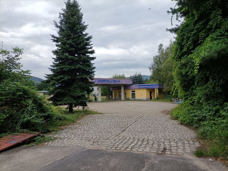 Opuszczona stacja paliw i warsztat, Czernichów, województwo śląskie - zdjęcie 2