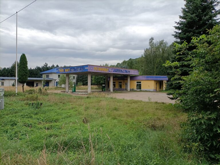 Opuszczona stacja paliw i warsztat, Czernichów, województwo śląskie - zdjęcie 3