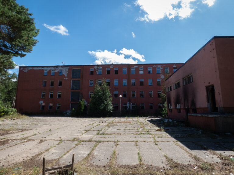 Opuszczony kompleks ośrodków wypoczynkowych i domków letniskowych w Pogorzelicy, Pogorzelica, województwo zachodniopomorskie - relacja z 08.2022, zdjęcie 33