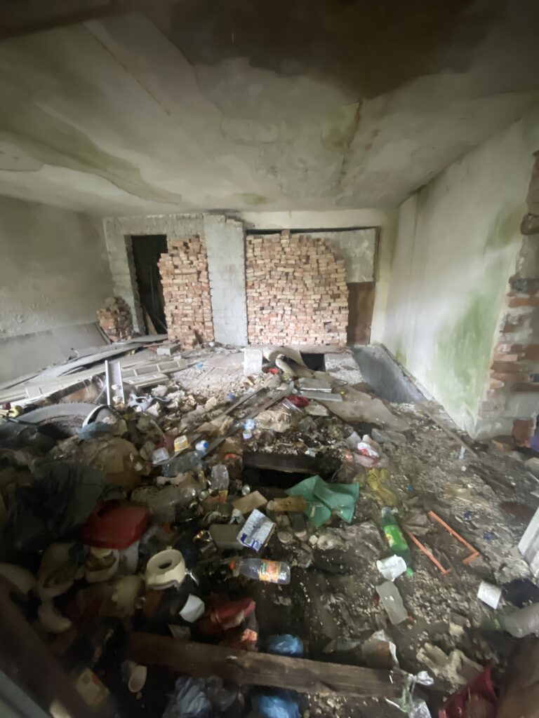 Opuszczony dom z wyposażeniem, Kielce, województwo świętokrzyskie - relacja z 09.2022, zdjęcie 11