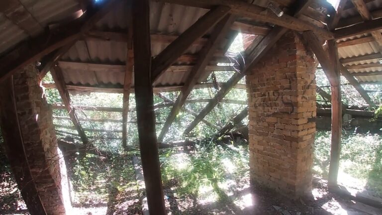 Opuszczony dom  w środku lasu, Chrzanów, województwo małopolskie - zdjęcie 9