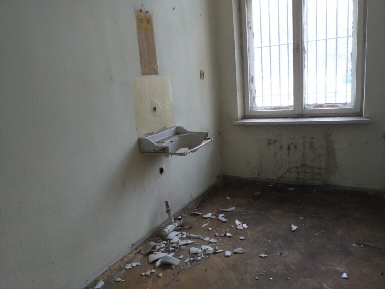 Opuszczony budynek policji, Chrzanów, województwo małopolskie - zdjęcie 3
