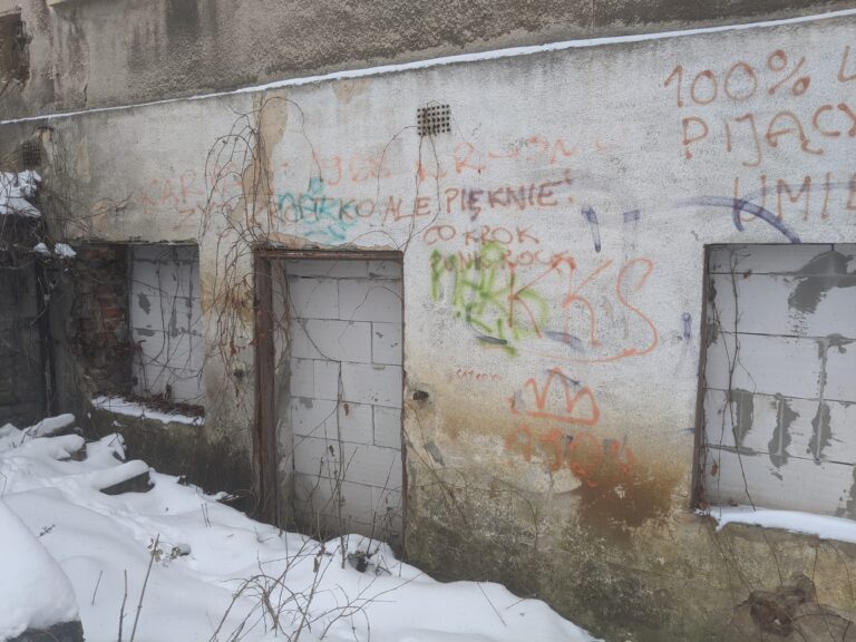 Opuszczone biurowce Huty, Krosno, województwo podkarpackie - relacja z 12.2022, zdjęcie 3