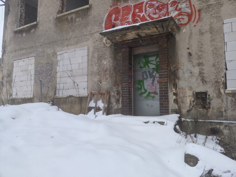 Opuszczone biurowce Huty, Krosno, województwo podkarpackie - relacja z 12.2022, zdjęcie 4