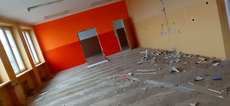 Opuszczone gimnazjum, Starachowice, województwo świętokrzyskie - zdjęcie 2