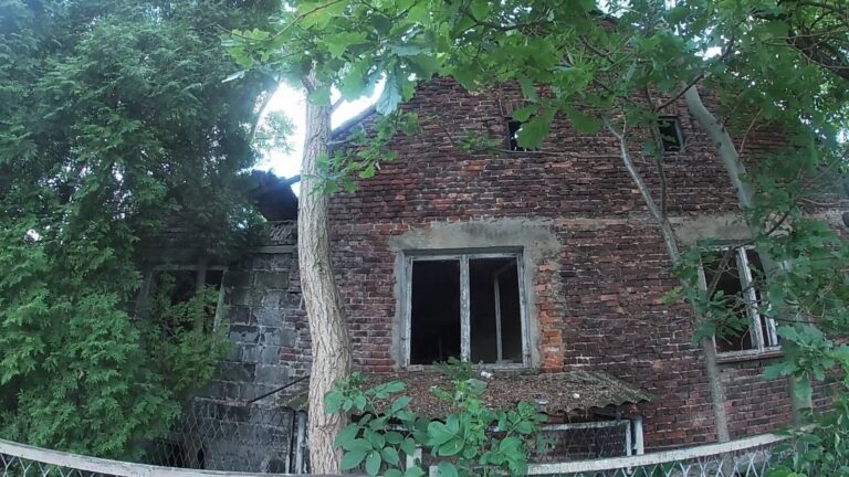 Niewielki opuszczony dom, Żarki, województwo małopolskie - zdjęcie 1