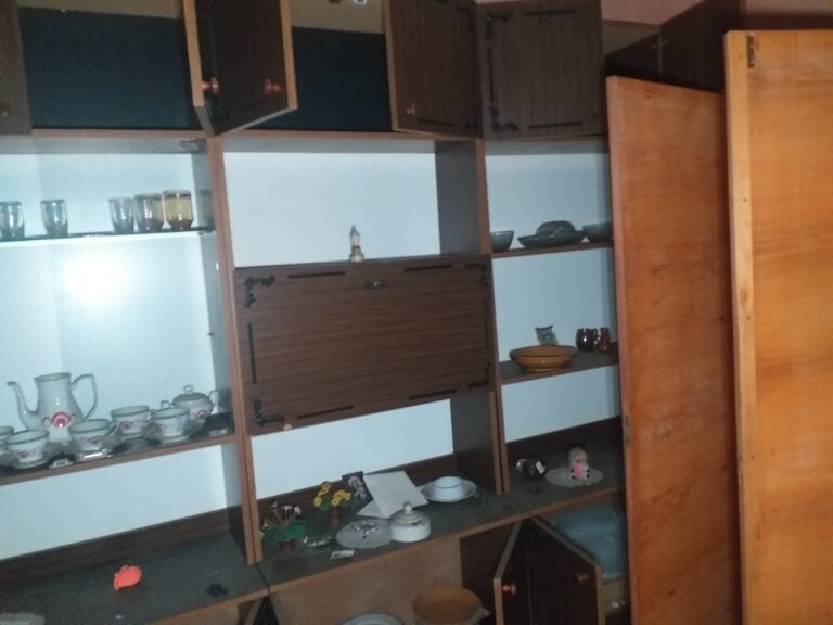 Stary dom z rozwalonym wyposażeniem, Chrzanów, województwo małopolskie - zdjęcie 4