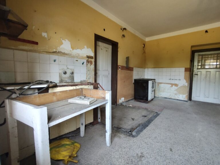 Opuszczone gospodarstwo, Krzyżowice, województwo śląskie - zdjęcie 4