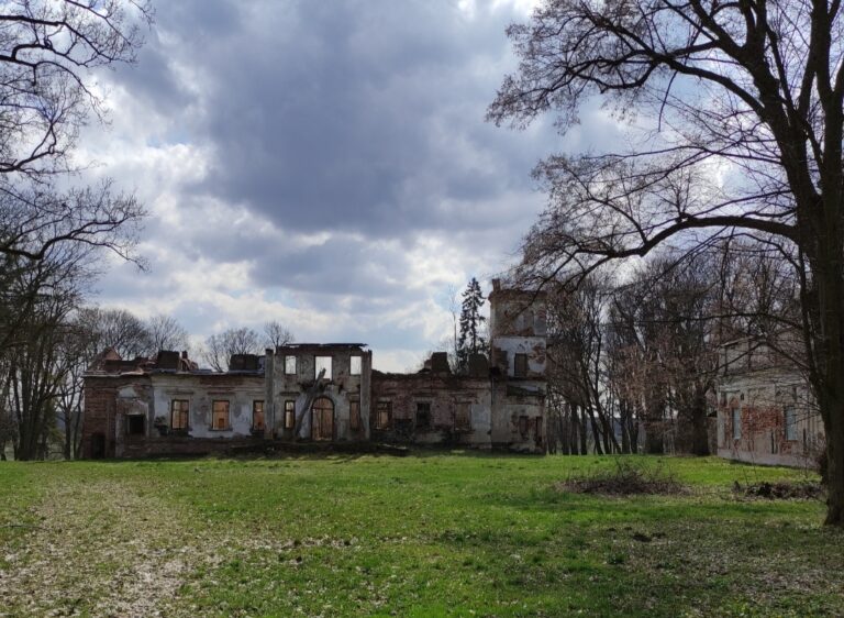 XIX-wieczny dwór, Bartodzieje, województwo mazowieckie - relacja z 04.2023, zdjęcie 6