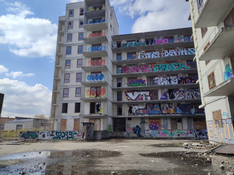 Niedokończony i opuszczony zespół bloków mieszkalnych., Warszawa, województwo mazowieckie - relacja z 04.2023, zdjęcie 18